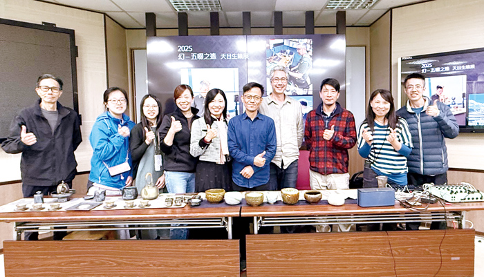 賢庵國小邀請台灣陶藝家羅紹綺與英國聲音藝術家茶唐覓進校展演。（校方提供）