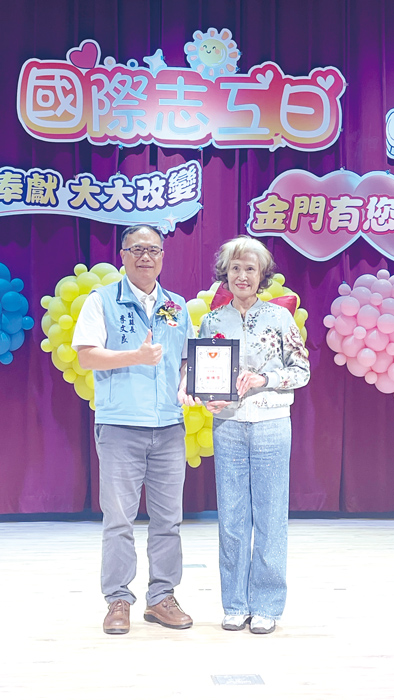 金門2025年國際志工日暨表揚活動昨舉辦，副縣長李文良、參議李廣榮和各界嘉賓一同頒獎表揚17個績優志工團隊、271位獲獎志工、1組模範志願服務家庭。（陳麗妤攝）