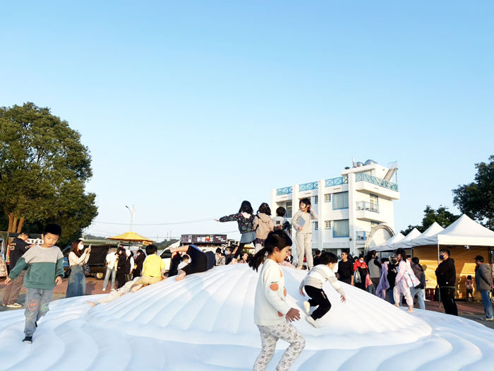 「2025金門島嶼生活節」第四場次在雙口海灘前廣場登場，孩子們開心玩樂。（許加泰攝）