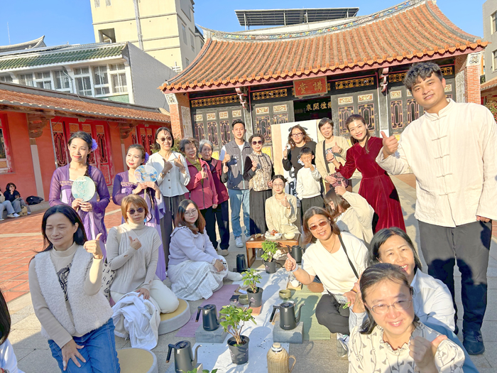 茶客感受茶湯的溫潤，在周末假日獲得難得的片刻悠閒。（許加泰攝）