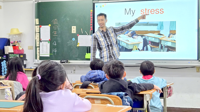 賢庵國小雙語情緒教育公開課。（翻攝校方網站）