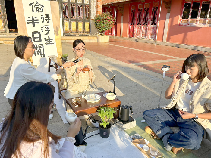 金門青商會在古色古香浯江書院舉辦一場茶席體驗活動，年輕茶藝師翁婕菱（中）教導茶客體驗茶道細緻的流程。（許加泰攝）