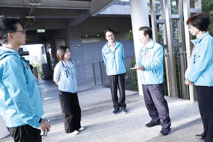 金門縣長陳福海近日前往金湖國小視察校園整體環境與新建校舍現況。（薛子軒攝）