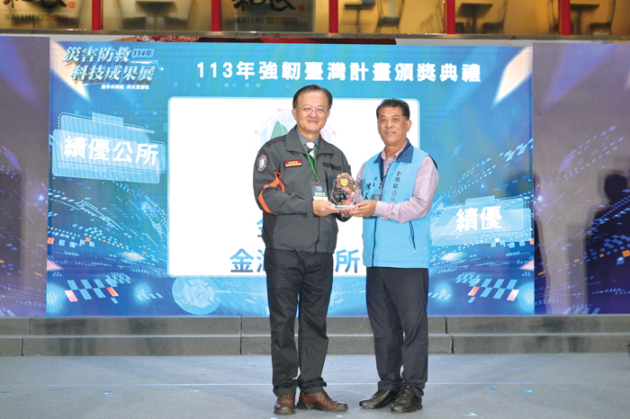 金湖鎮長陳文顧受獎。（消防局提供）