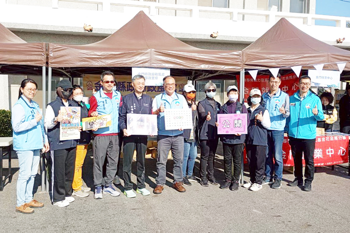 縣府政風處辦理反詐與廉政推廣，副縣長李文良與副議長歐陽儀雄到場關心與鼓勵並合照。（縣府提供）
