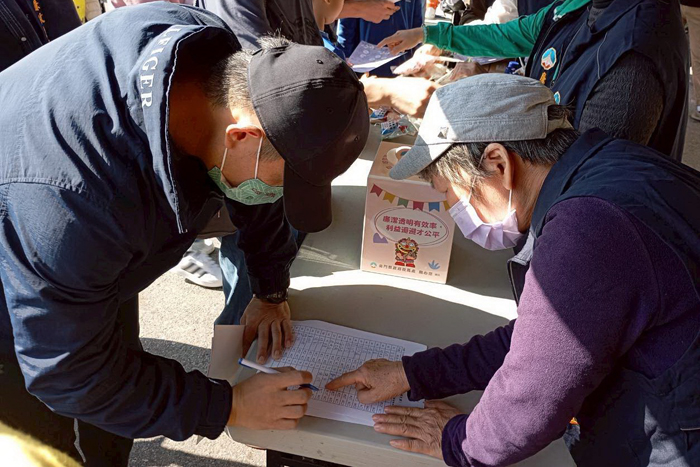 縣府政風處辦理反詐與廉政推廣，副縣長李文良與副議長歐陽儀雄到場關心與鼓勵並合照。（縣府提供）