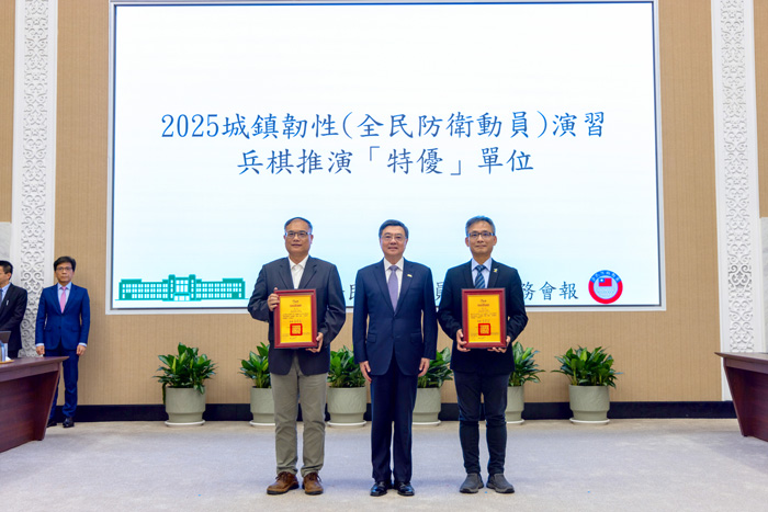 副縣長李文良（左）代表縣府領取城鎮韌性兵棋推演特優獎狀。（縣府提供）
