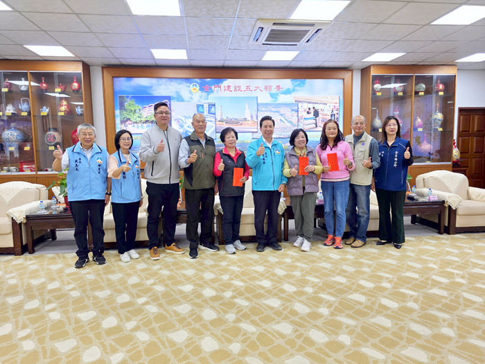 獲全國志願服務獎勵金牌獎志工將赴台受獎，縣長陳福海頒贈程儀壯行。（許峻魁攝）