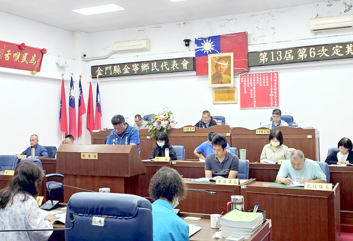 金寧鄉長楊忠俊進行施政報告。（金寧鄉代會提供）