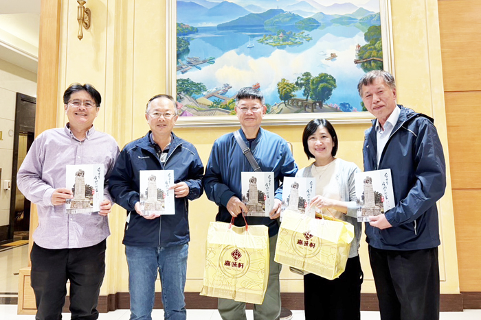 金門縣代表隊參加114年全國語文競賽獲獎再創歷史新高：勇奪5項全國特優、17項優等與14項甲等，表現十分亮眼，並開心合照。（縣府提供）