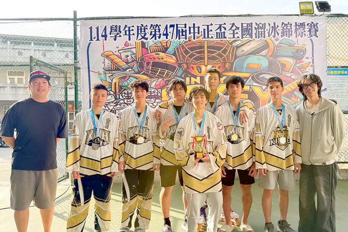 金門滑輪溜冰青年組以僅七名球員的小巧陣容，拿下中正盃溜冰錦標賽全國亞軍，再度擦亮金門滑輪溜冰的金字招牌。
（金門體育會滑輪溜冰運動委員會提供）