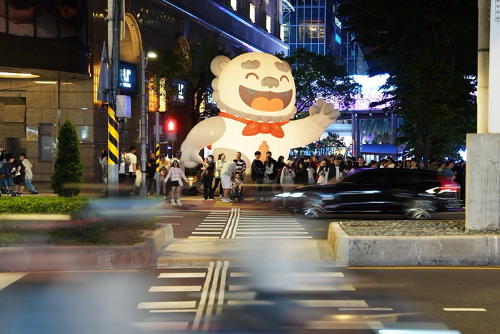 「風獅爺」展示於主要交通節點，在霓虹燈與車水馬龍之間悄悄帶入一股「金門味」。（縣府提供）