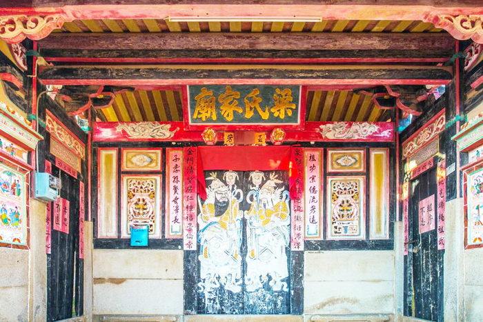 縣長陳福海對山后民俗文化村保存議題高度重視，日前親自前往實地瞭解現況並開心的與當地遊客合影。（李映蓉攝／縣府提供）