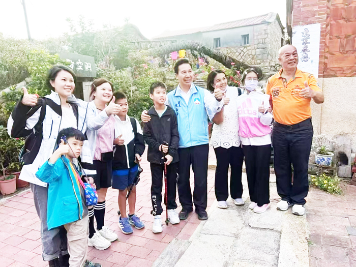 縣長陳福海對山后民俗文化村保存議題高度重視，日前親自前往實地瞭解現況並開心的與當地遊客合影。（李映蓉攝／縣府提供）