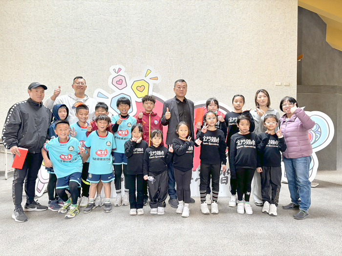 勵學基金會頒發加菜金及獎金。（金湖國小提供）