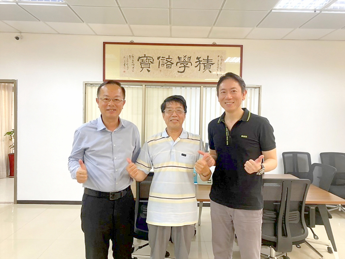 校友呂謀遠、林靜毅兩家族分別捐資成立獎學金。
（金湖國中提供）