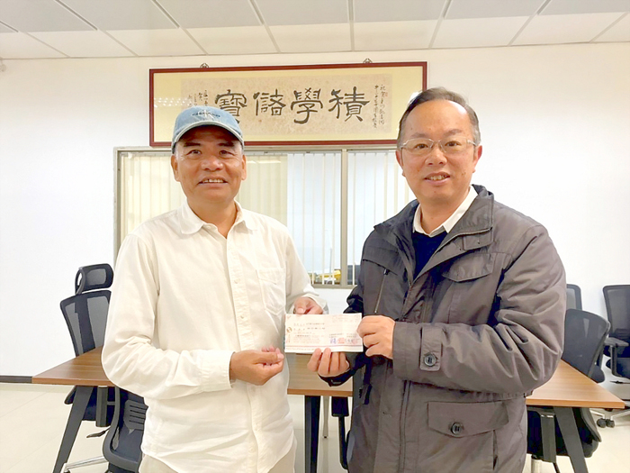 校友呂謀遠、林靜毅兩家族分別捐資成立獎學金。
（金湖國中提供）