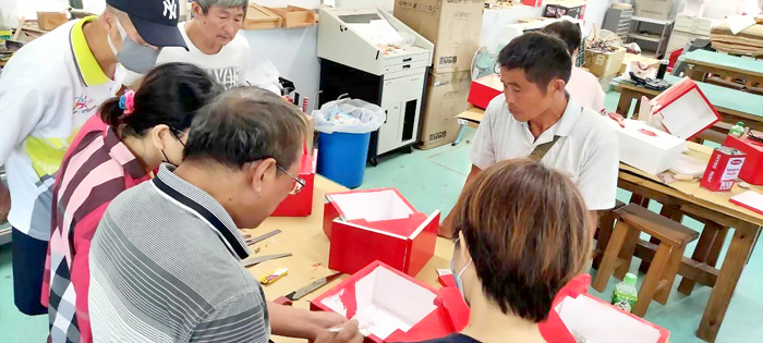 清華金門社區大學木藝雷雕課程。（校方提供）