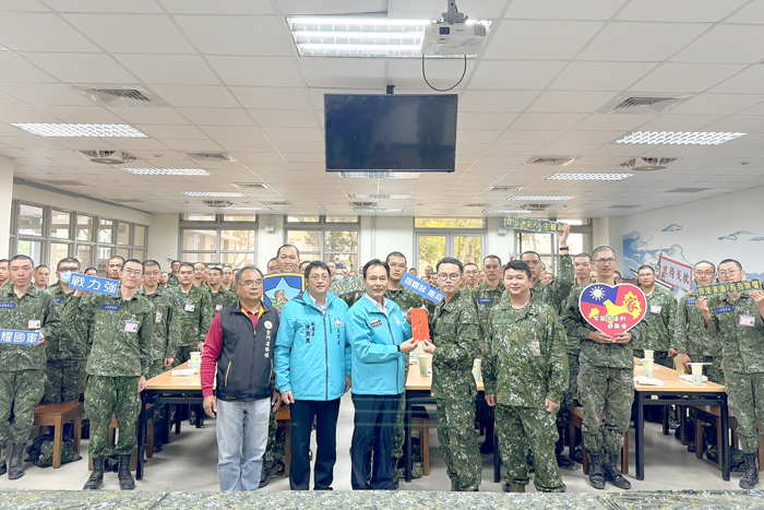 金門縣政府昨（26）日前往陸軍新兵訓練中心料羅營區慰問新兵，陳參議並代表縣府致贈勞軍款，感謝長期以來對本縣籍役男的照顧。（縣府提供）