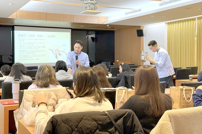 縣府社會處舉辦社工人身安全教育訓練暨壓力調適工作坊，由專業中醫現場指導社工穴道按摩與藥草應用，協助紓解壓力、調適身心。（縣府提供）