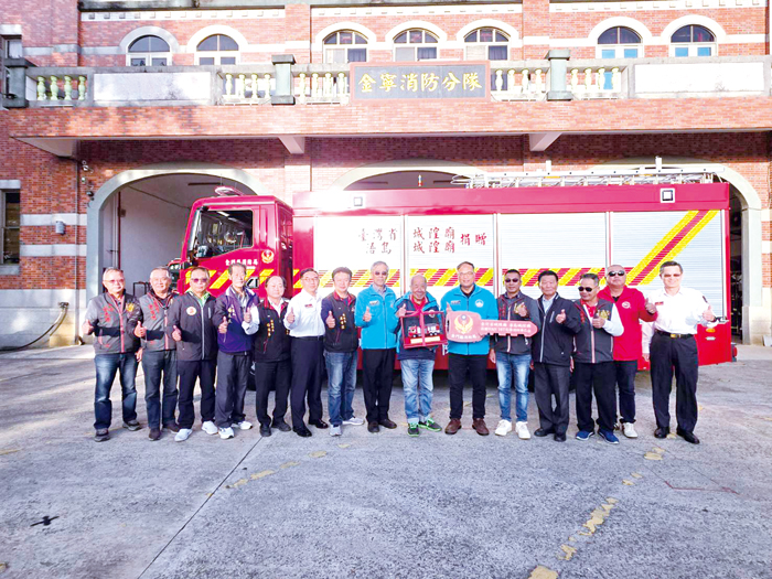 浯島城隍廟捐贈金門縣消防局兩百萬元，用以協助消防局採購化學消防車，提升金門縣面對化學災害的應變能力。（許峻魁攝）