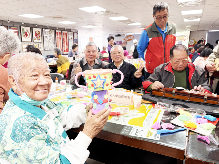 表揚績優個人與社區。學員攜手製作「第一名獎盃」。（金城樂齡提供）