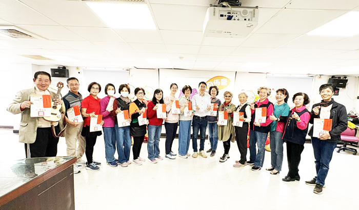 表揚績優個人與社區。學員攜手製作「第一名獎盃」。（金城樂齡提供）