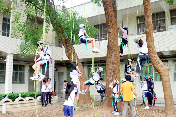 兩校師生共同體驗戶外領導攀樹課程。（烈中提供）