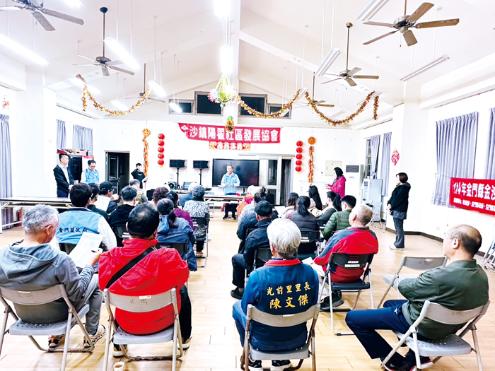 縣府產業發展處和觀光處在金沙鎮光前里民活動中心召開「陽翟老街建築物耐震安全評估暨後續事宜」說明會。（觀光處提供）