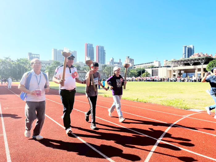 亞特盃運動會邀城中林呈洋擔任400公尺接力聖火傳遞選手。（教育處提供）