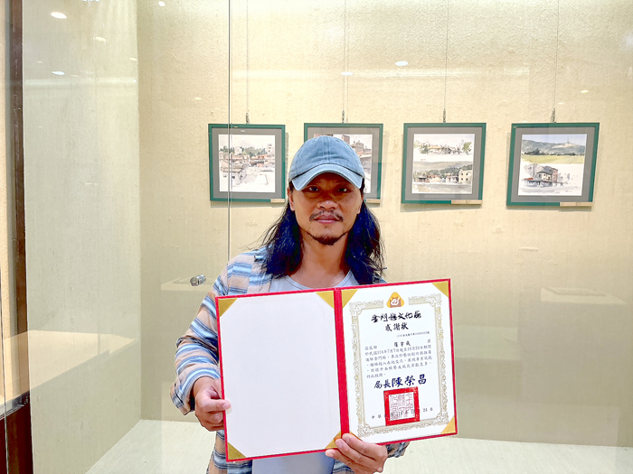 文化局頒發期滿證書予駐縣藝術家羅宇成。
（文化局提供）