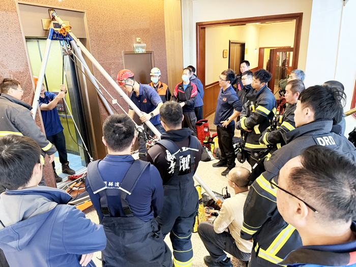 消防局第一大隊日前結合浯江飯店，共同進行自衛消防編組演練暨災害搶救組合訓練。（消防局提供）