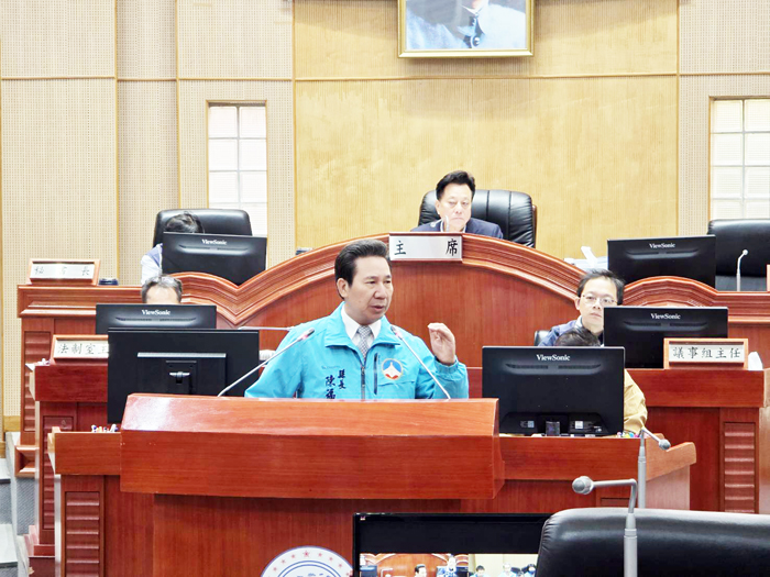 議會召開定期會議，縣長陳福海進行施政報告。
（許峻魁攝）