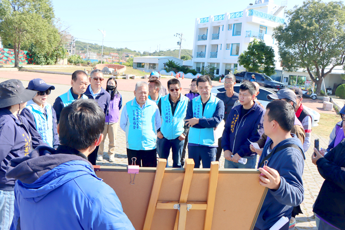 烈嶼鄉民代表下鄉了解基層建設工程執行情形。（烈嶼鄉代會提供）
