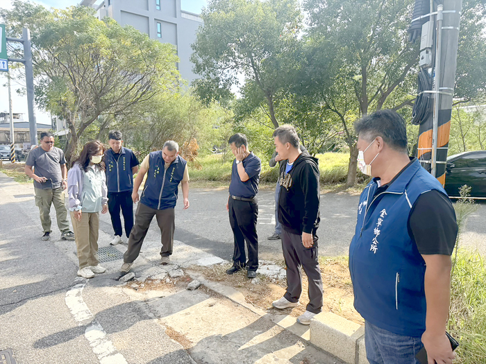 金寧鄉代會實際走訪金寧鄉各項有缺失的道路建設。
（金寧鄉代會提供）