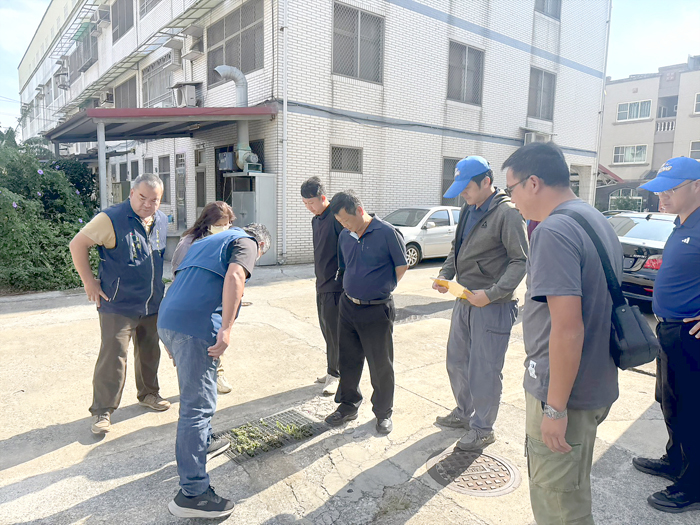 金寧鄉代會實際走訪金寧鄉各項有缺失的道路建設。
（金寧鄉代會提供）