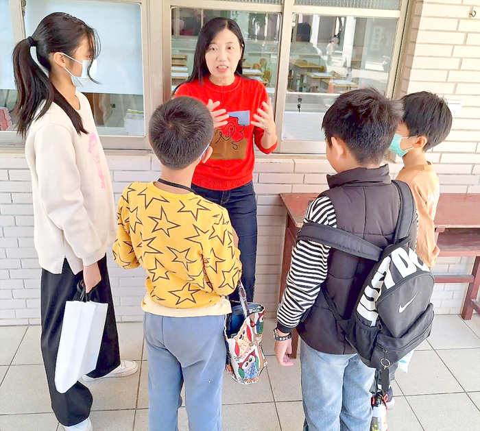 賢庵國小校長黃芸芸（中）為學生加油。（蔡麗玉攝）