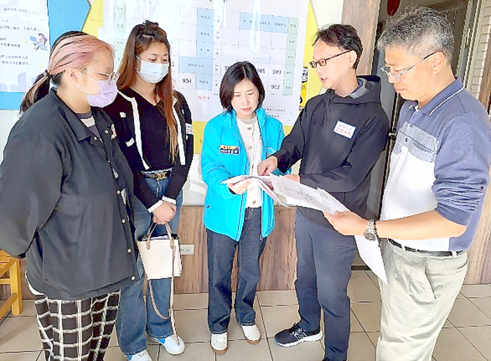 教育處副處長董雲馨（中）視察金門場。（蔡麗玉攝）
