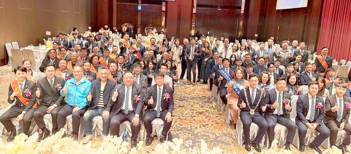 金門縣金門國際青年商會隆重舉行第32、33屆會長交接暨理監事宣誓就職典禮。（蔡麗玉攝）