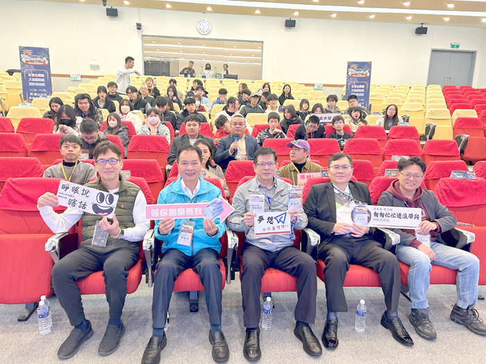 第六屆K.Star全國創新創業校園議題松活動昨日在金大開幕，金大校長陳建民等來賓與參賽學生合影。（許加泰攝）