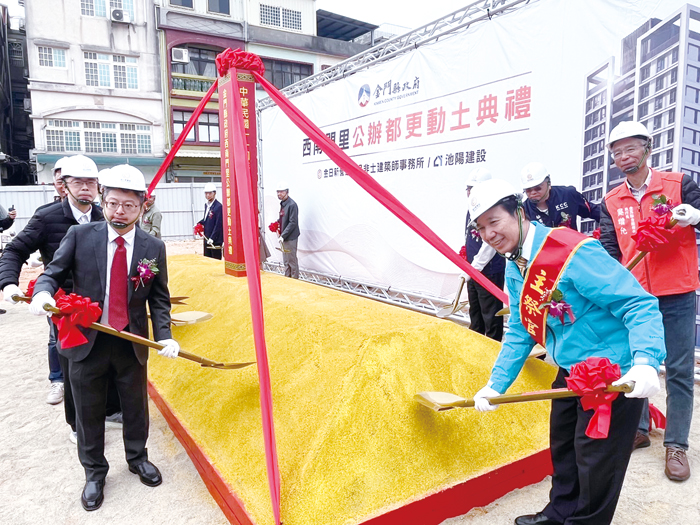 陳福海縣長主持「金門縣金城西南門里公所暨周邊地區公辦都更案」動土典禮，期待這棟大樓能成為金門地區都市更新的指標。（高凡淳攝）
