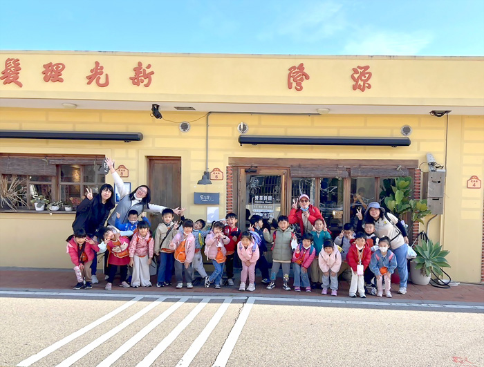 金湖國小附設幼兒園中、大班群近日共同展開戶外教學活動。（金湖國小提供）
