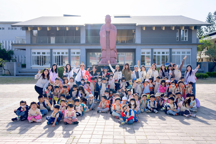 金湖國小附設幼兒園中、大班群近日共同展開戶外教學活動。（金湖國小提供）