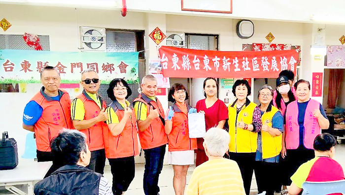 臺東縣金門同鄉會近日由理事長黃金瓊率領理監事與社區志工，前往臺東縣私立仁和老人養護中心關懷長者。
（該會提供）