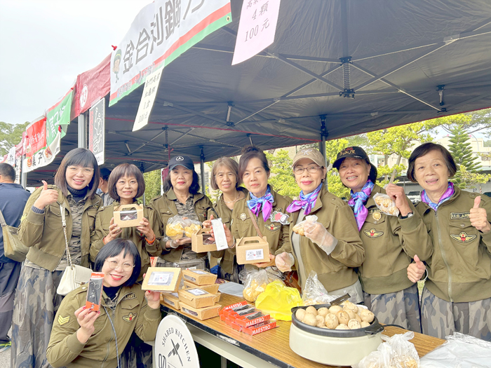 世界華人工商婦女企管協會金門分會今年再次響應家扶中心「家的希望‧有您相扶」扶幼助學愛心園遊會，用行動帶來正向力量。（許加泰攝）