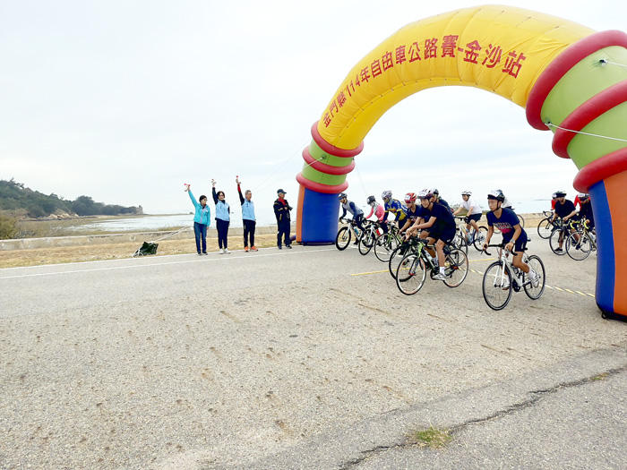 114年金門縣自由車公路賽－金沙站於風景優美的官澳海灣盛大舉行。（呂肇中攝）
