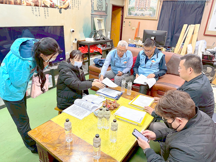 金門縣政府與地政局聯合進行預售屋業者的稽查工作。（地政局提供）