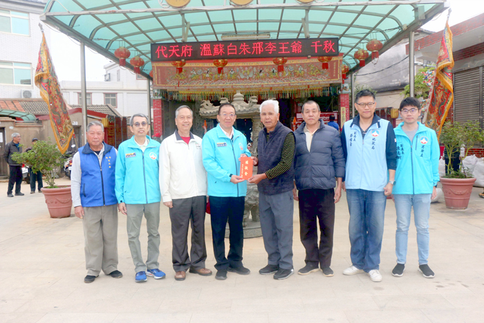 秘書長張瑞心（左四）代表縣長率領各局處主管前往湖下村雙忠廟參與敬祭。（管委會提供）