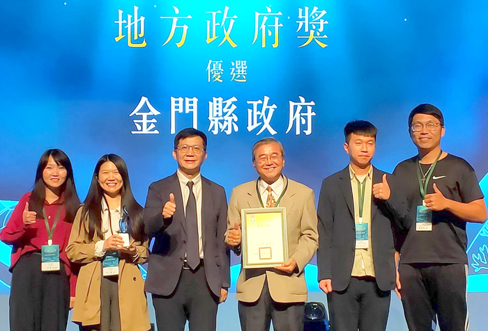 本縣榮獲第六屆教育部海洋教育推手獎-地方政府獎-優選，由教育部政務次長張廖萬堅頒獎，李心馨科長、吳啟騰榮譽督學等人代表受獎。（縣府提供）