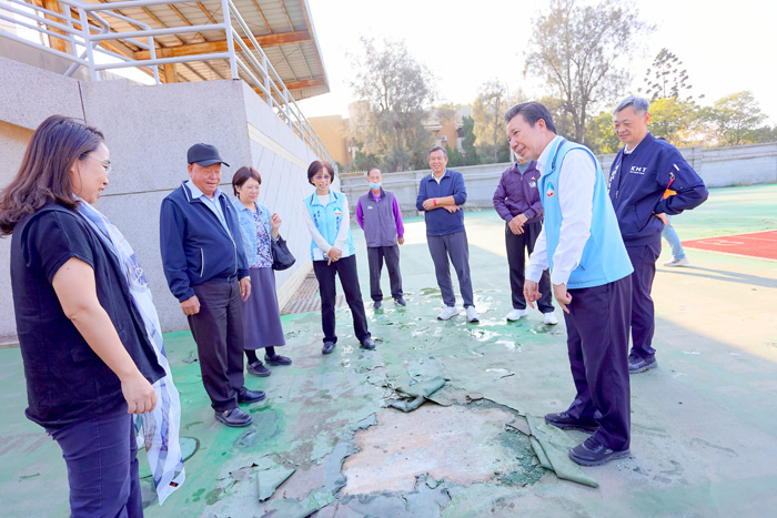 陳福海縣長率隊至金門高中運動場實地會勘，了解跑道周邊動線與設施改善需求。（薛子軒攝）